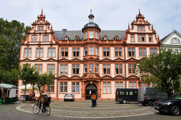 Mainz, Almanya - 25 Haziran 2021: Mainz, Almanya 'da Gutenberg Müzesi Cephesi.