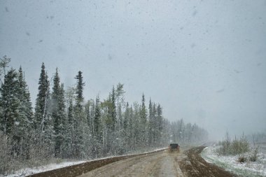 Kuzey Alaska 'daki Dalton Otobanı' nda karlı bir bahar günü.. 
