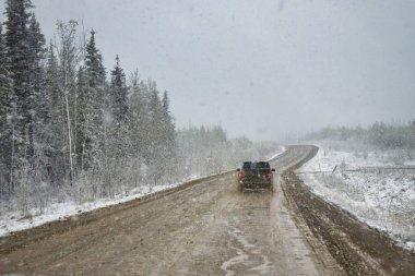 Alaska 'da sisli bir bahar gününde Dalton Otoyolu' nda kar fırtınası. 