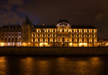 Paris, Fransa - 4 Aralık 2021: Paris, Fransa 'da bir kış gecesi Conciergerie Müzesi.