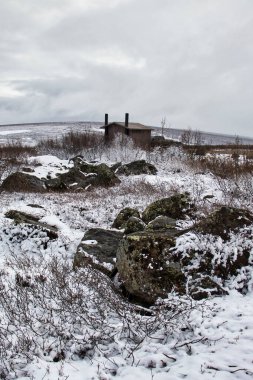 Alaska 'daki Dalton Otoyolu' nda soğuk, bulutlu, karlı bir bahar gününde dinlenme alanı. 