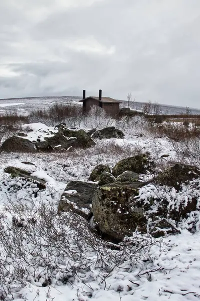 Alaska 'daki Dalton Otoyolu' nda soğuk, bulutlu, karlı bir bahar gününde dinlenme alanı. 