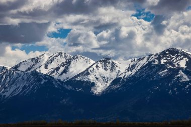 Anchorage, Alaska 'daki Potter Bataklığı' nda güneşli bir bahar günü karlı dağda parlıyor.. 