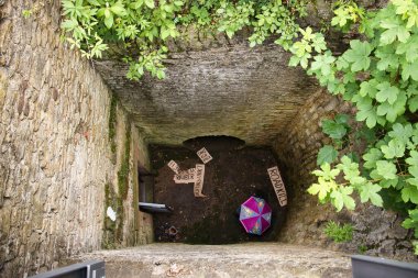 Mainz, Almanya - 25 Haziran 2021: Çocuk şemsiyesi ve bir Alman kalesindeki çukurun altındaki tabelalar. 