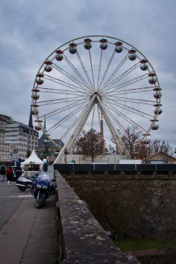 Lüksemburg Şehri, Lüksemburg - 20 Aralık 2021: Lüksemburg 'da bulutlu bir sonbahar gününde Noel pazarında dönme dolap.
