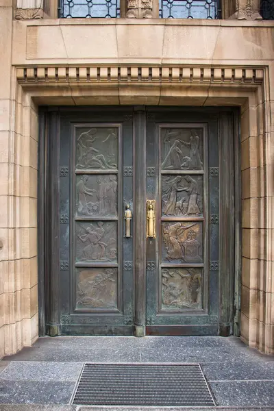 Lüksemburg Şehri, Lüksemburg - 20 Aralık 2021: Lüksemburg 'da Notre Dame Katedrali' nin dışındaki kapı.