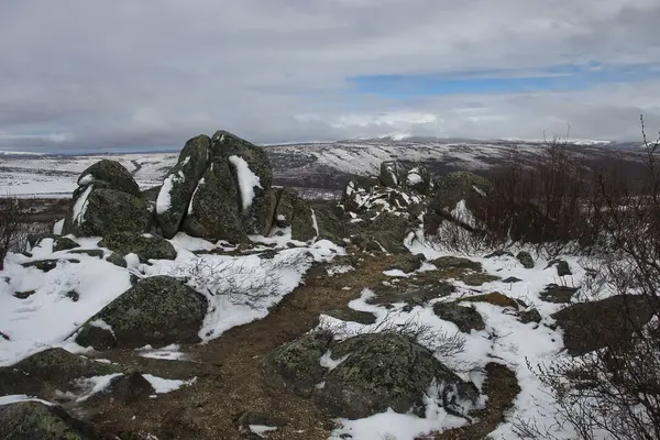 Alaska 'daki Dalton Karayolu' nda karlı bir bahar gününde Finger Dağı 'ndaki kayalar..
