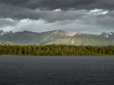 Alaska 'da bir bahar gecesinde Lucille Gölü' nün arkasındaki dağda parlayan ışık..