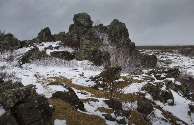 Alaska 'da bir bahar günü Dalton Otobanı' nda bir tepede kayalar var..