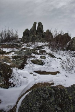 Alaska 'da bir bahar günü Dalton Otobanı' nda bir tepede kayalar var..