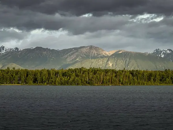 Alaska 'da bir bahar gecesinde Lucille Gölü' nün arkasındaki dağda parlayan ışık..