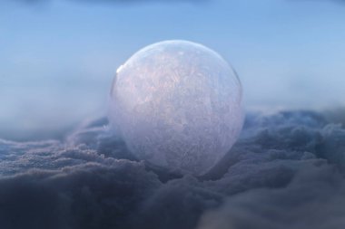Alaska 'da çok soğuk bir günde mavi bir arka planda donmuş baloncuk. 