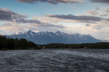 Lucille Gölü 'nün arkasındaki dağlar Wasilla, Alaska' da bir bahar günü. 