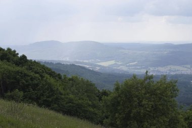 Almanya 'nın Bavyera kentindeki Kreuzberg Manastırı' nda bir yaz günü, uzak tepelerde sis vardı.. 