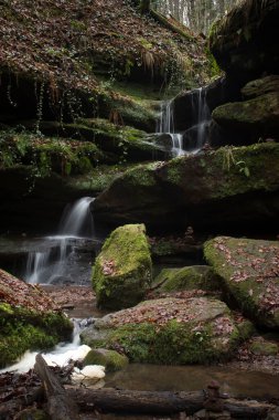 Almanya 'nın Palatinate Ormanı' nda bir kış günü Hexenklamm 'da kayaların üzerinde şelale.