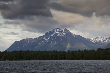 Bir bahar günü Wasilla, Alaska 'da Lucille Gölü' nün arkasındaki kara bulutlar..