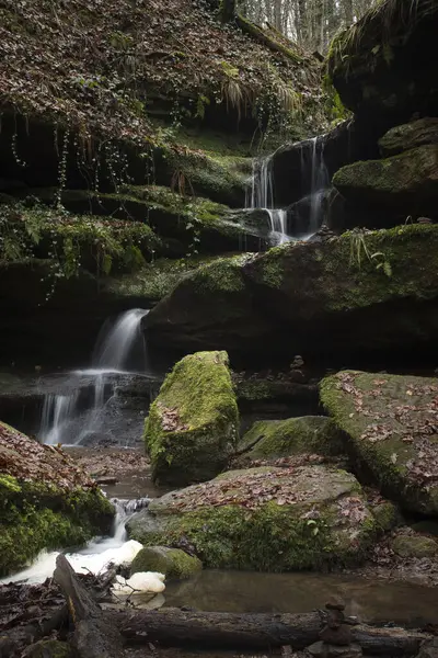 Almanya 'nın Palatinate Ormanı' nda bir kış günü Hexenklamm 'da kayaların üzerinde şelale.