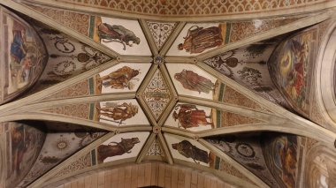 Lüksemburg Şehri, Lüksemburg - 20 Aralık 2021: Lüksemburg 'daki Notre-Dame Katedrali' nin tavanı.