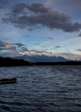 Lucille Gölü 'nün arkasındaki dağlar Wasilla, Alaska' da bir yaz gecesinde. 