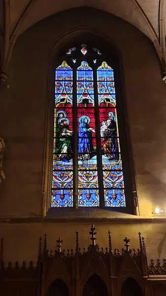 Lüksemburg Şehri, Lüksemburg - 20 Aralık 2021: Lüksemburg 'daki Notre-Dame Katedralosu' nda lekeli cam pencere.