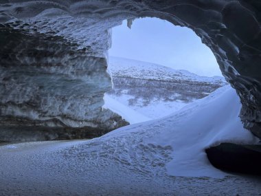 Alaska 'da soğuk ve karlı bir günde Castner Mağarası' ndan dışarı bakıyorum.. 