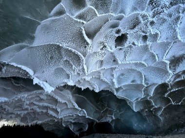 Castner Mağarası 'nın tavanında dizayn, Alaska' da kış günü bir buz mağarası..