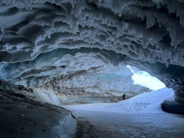 Castner Mağarası 'nın içinde, Alaska' da bir buz mağarası, bir kış günü..  