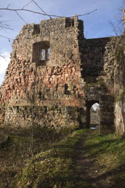 Kaiserslautern, Almanya - 1 Ocak 2022: Almanya 'da güneşli bir kış gününde Palatinate Ormanı' ndaki Wilenstein Kalesi 'nin kapısı.