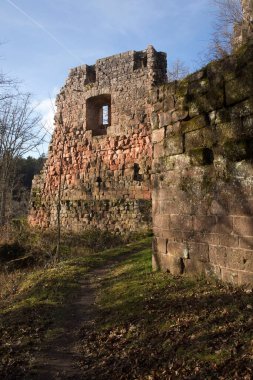 Kaiserslautern, Almanya - 1 Ocak 2022: Almanya 'da güneşli bir kış gününde Palatinate Ormanı' ndaki Wilenstein Şatosu 'nun pencereli duvarı.