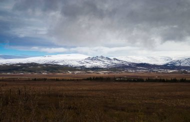 Alaska 'daki Dalton Otoyolu' nda bir bahar günü karla kaplı bulutlar dağların üzerinde.. 