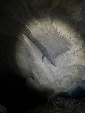 Buz mağarası tavanı, Castner Mağarası, Alaska 'da bir kış günü.