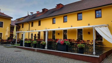 Plzen, Çek Cumhuriyeti - 2 Temmuz 2021: Çek Cumhuriyeti 'nde Purkmistr Bira Spa Restoranı bulutlu bir yaz gününde. 