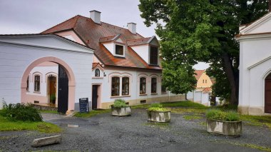 Plzen, Çek Cumhuriyeti - 2 Temmuz 2021: Çek Cumhuriyeti 'nde bulutlu bir yaz gününde Purkmistr Beer Spa yakınlarındaki beyaz bina.