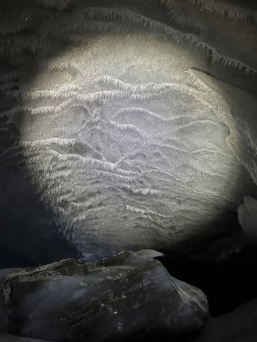 Alaska 'da bir kış günü Castner Mağarası' nın duvarında tasarım. 