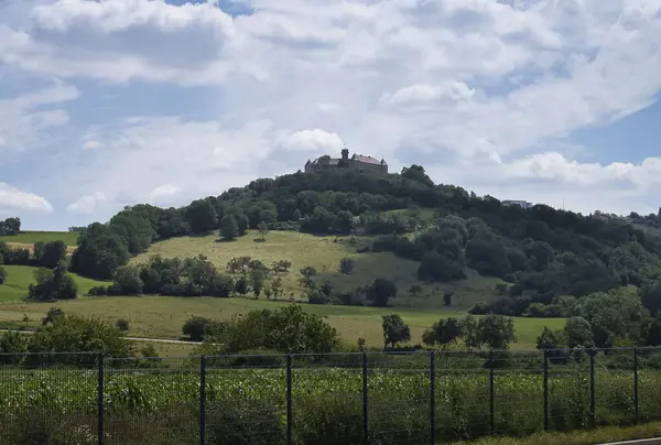 Plzen, Çek Cumhuriyeti - 2 Temmuz 2021: Bulutlu bir yaz gününde Çek Cumhuriyeti 'nde bir tepenin üzerindeki kale.
