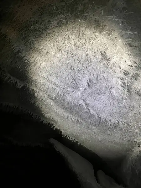 Alaska 'da bir kış günü Castner Mağarası' nın tavanında tasarım.