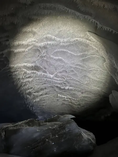 Alaska 'da bir kış günü Castner Mağarası' nın duvarında tasarım. 