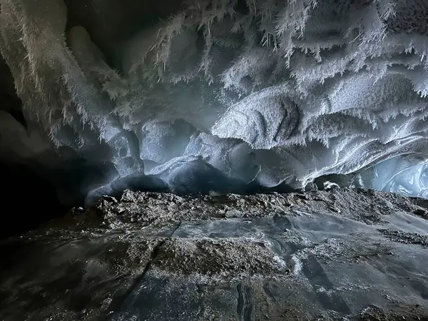 Alaska 'da bir kış günü Castner Mağarası Duvarı. 