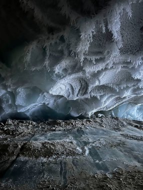 Castner Mağarası 'nın tavanı ve zemini, Alaska' da kış günü bir buz mağarası.. 
