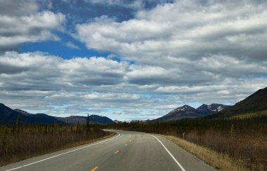 Alaska 'da bir bahar günü Dalton otoyolunun üzerindeki bulutlar. 