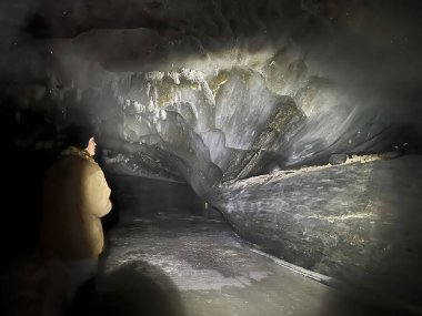 Castner Mağarası, Alaska - 14 Ocak 2024: Alaska 'da bir kış günü Castner Mağarası' nda buz tabanı ve tavan. 