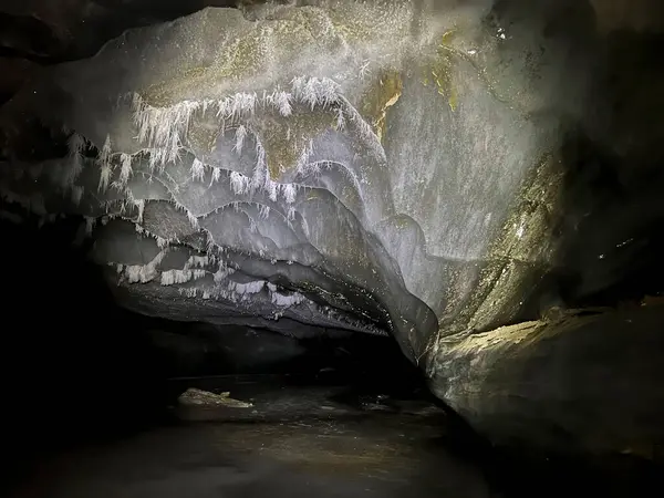 Alaska 'da kış günü Castner Mağarası' nda buz tabanı ve tavan.