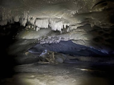 Alaska 'da bir kış günü, buz mağarasında, Castner Mağarası.. 
