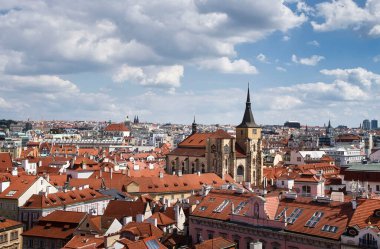 Prag, Çek Cumhuriyeti - 3 Temmuz 2021: Prag 'da bir yaz günü St. Giles Kilisesi' nin havadan görünüşü.