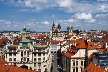 Prag, Çek Cumhuriyeti - 3 Temmuz 2021: Prag 'da bir yaz günü gökyüzü manzaralı binalar ve caddeler.