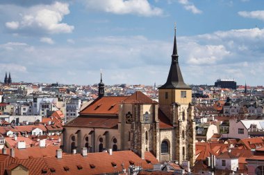 Prag, Çek Cumhuriyeti - 3 Temmuz 2021: Prag 'da bir yaz gününde kilise manzarası.