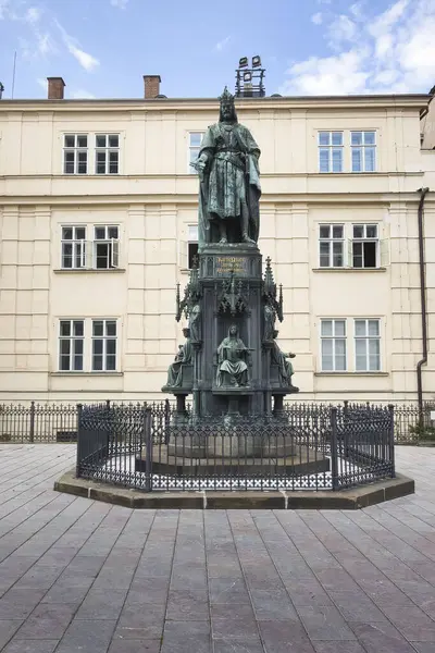 Prag, Çek Cumhuriyeti - 3 Temmuz 2021: Prag 'da bir yaz gününde Charles IV heykeli.