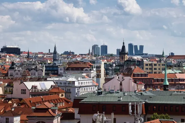 Prag, Çek Cumhuriyeti - 3 Temmuz 2021: Prag 'da bir yaz gününde tarihi ve yeni binaların havadan görünüşü.