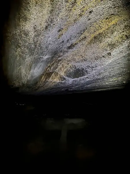 Alaska 'daki Castner Mağarasının tavanında parlayan ışık. 