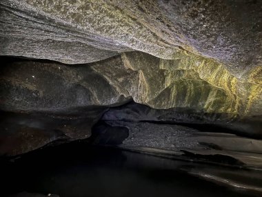 Alaska 'da bir kış günü Donmuş nehir Castner Mağarası' ndan geçiyor.. 